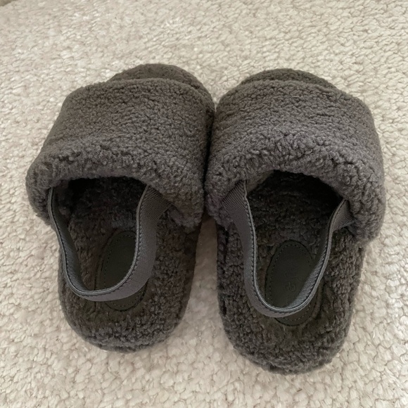 CAT & JACK ONE STRAP SHEARLING UNISEX SLIPPERS 7/8 - Picture 5 of 7